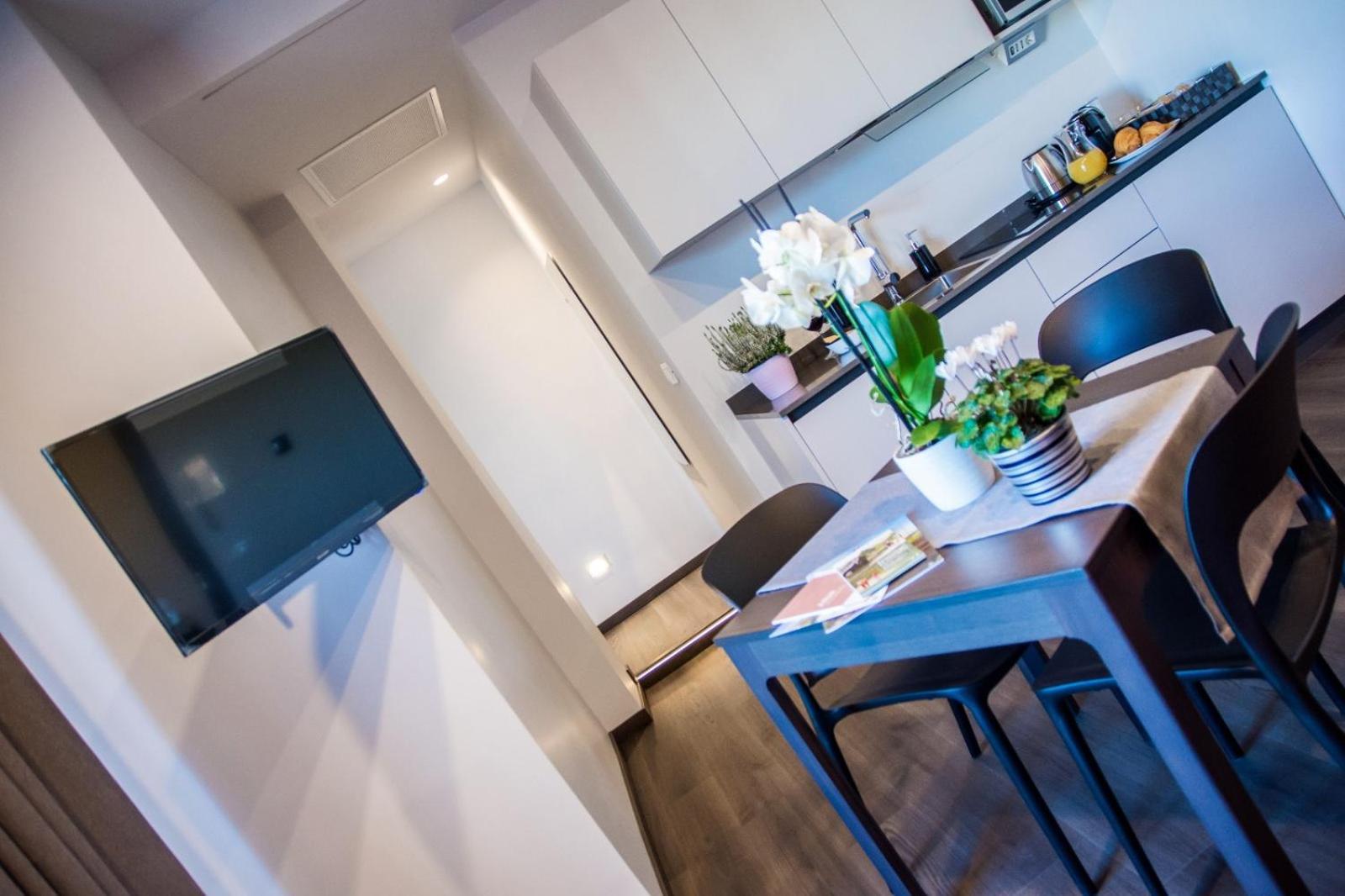 Ninary Apartments A Due Passi Dal Centro Storico ألبا المظهر الخارجي الصورة